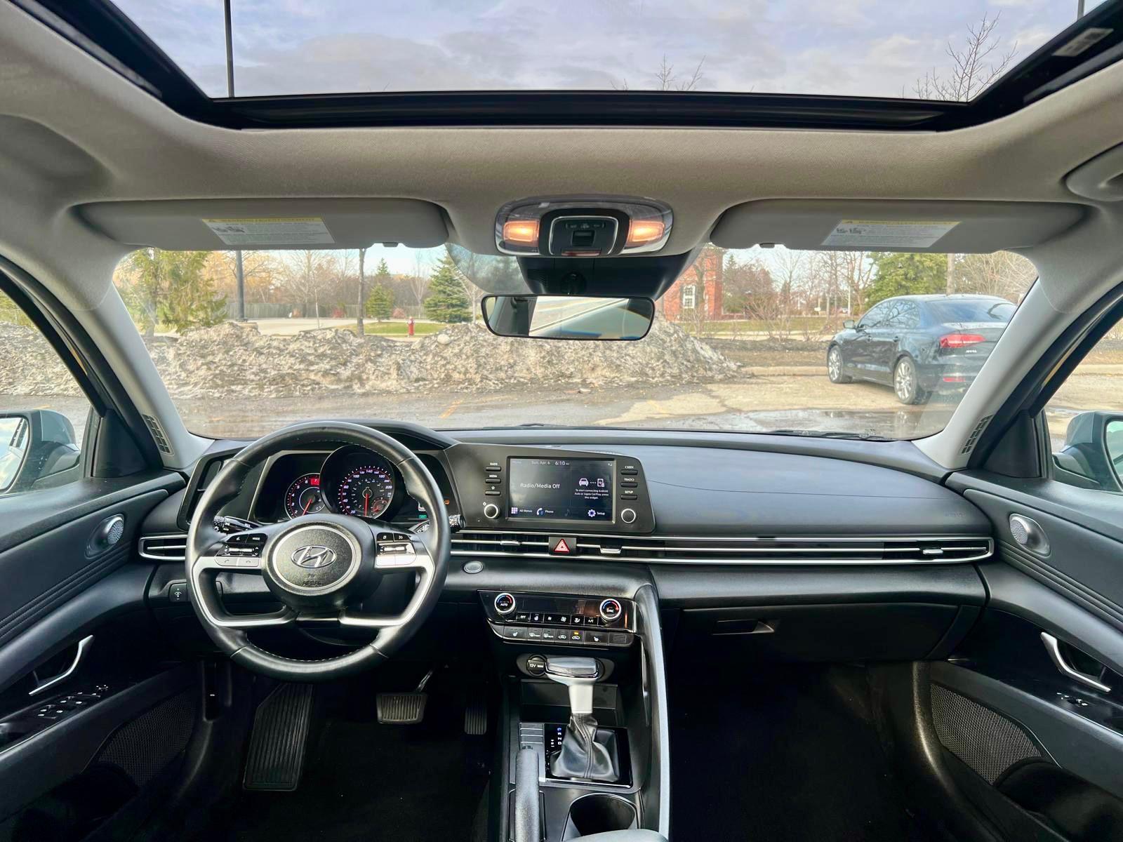 
								2022 Hyundai Elantra Preferred Sun & Tech full									