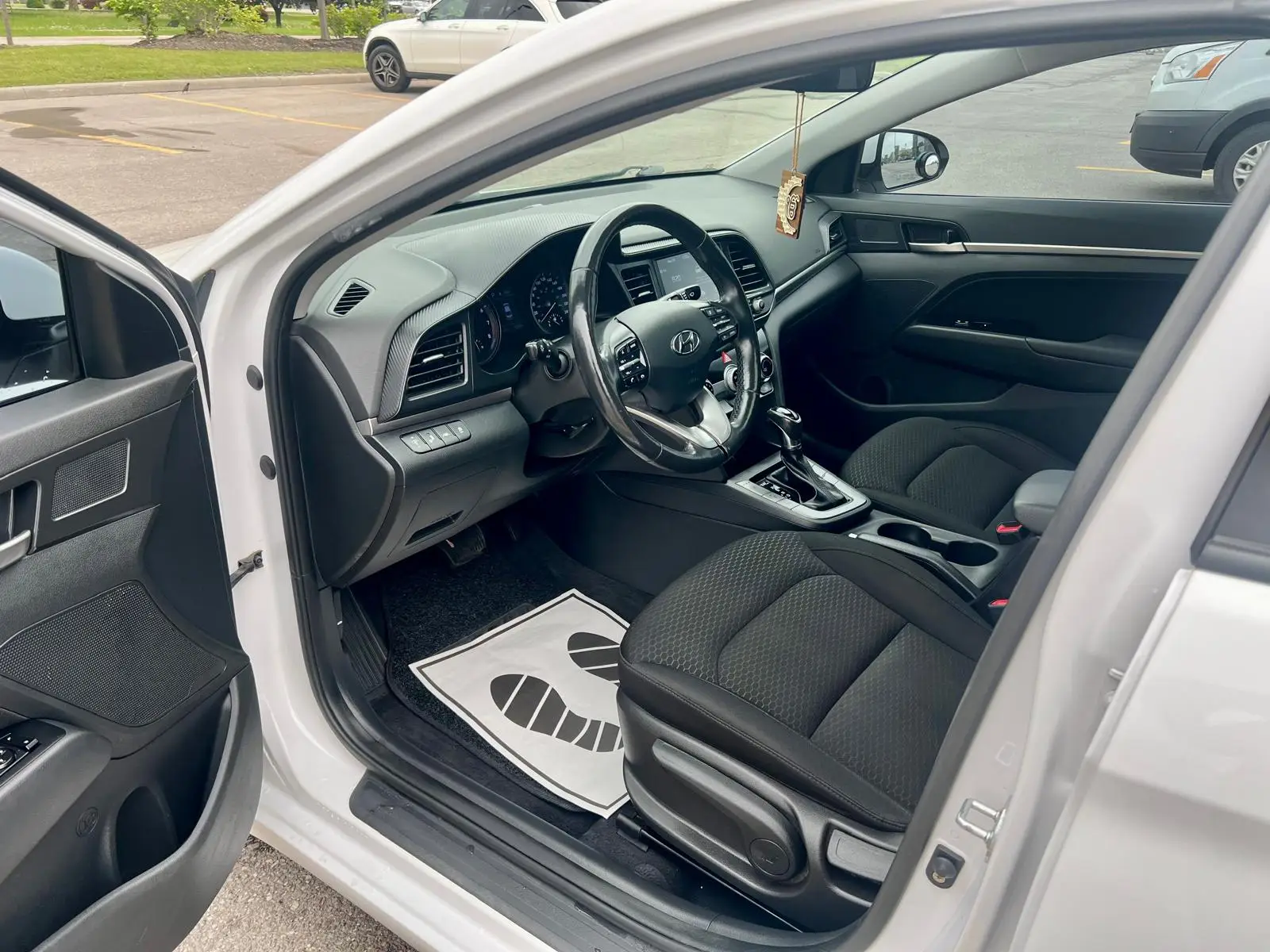 
								2020 Hyundai Elantra Preferred Sun & Tech full									