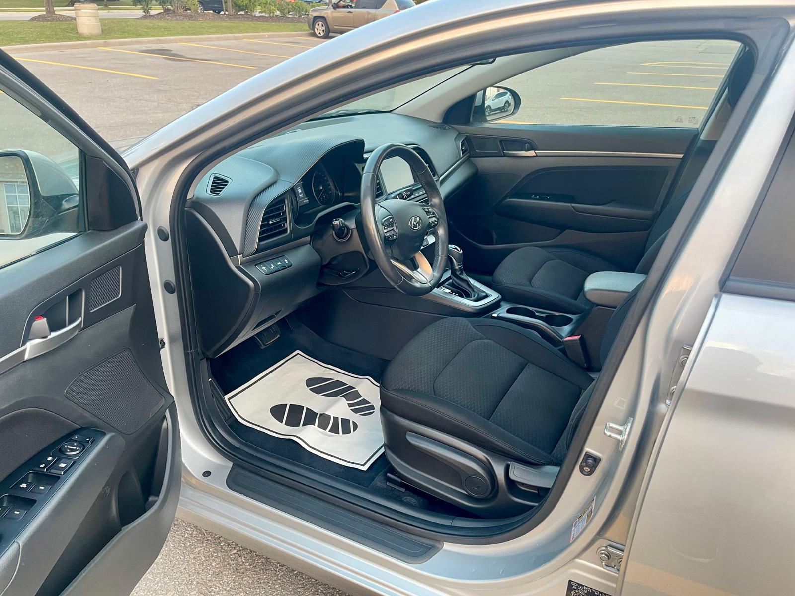 
								2020 Hyundai Elantra Preferred Sun & Tech full									