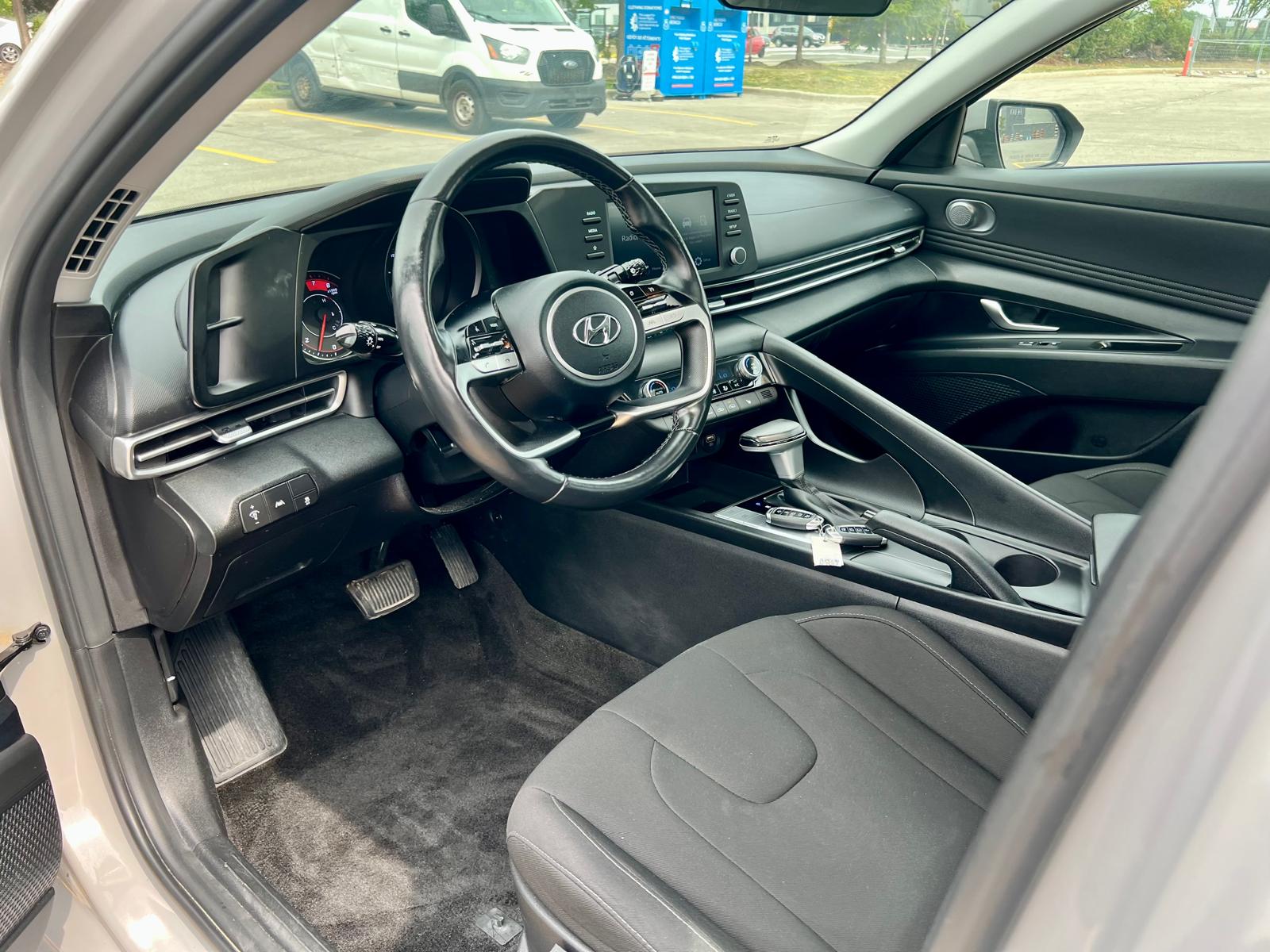 
								2022 Hyundai Elantra Preferred Sun & Tech full									