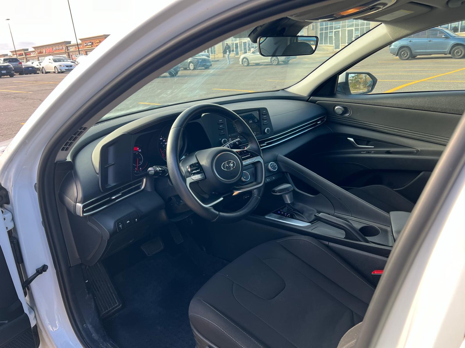 
								2022 Hyundai Elantra Preferred full									